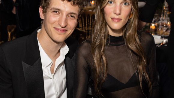 La marraine de la Star Academy, Charlotte Cardin, a dû quitter son refuge parisien qu'elle partage avec Aliocha Schneider pour un pays très éloigné