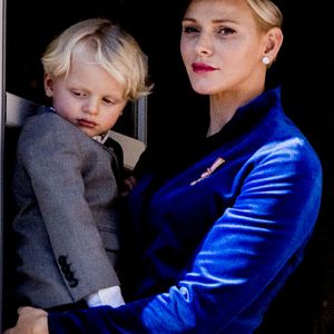 La princesse Charlène avec son fils le prince Jacques et la princesse Gabriella sur le balcon du Palais Princier, après les célébrations de la fête nationale monégasque à Monaco, le 19 novembre 2017. Photo by Robin Utrecht/ABACAPRESS.COM