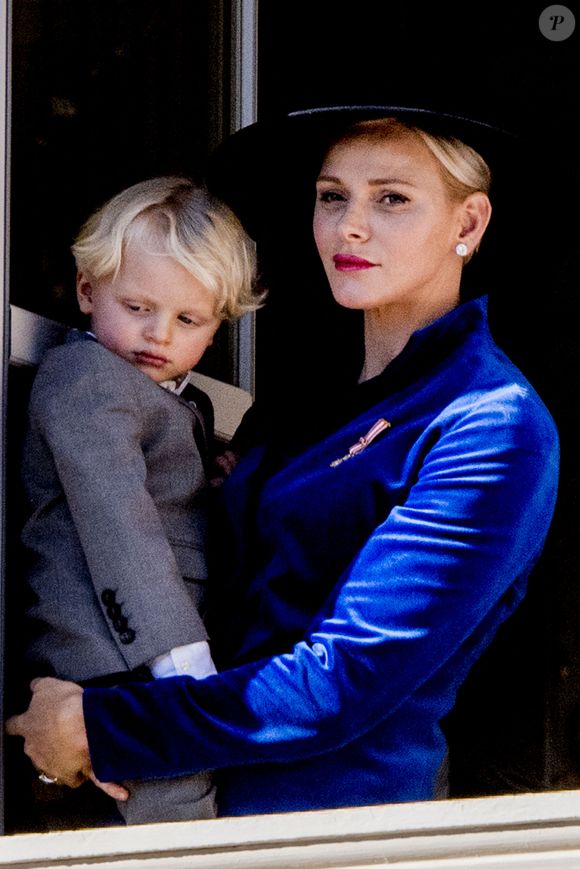 La princesse Charlène avec son fils le prince Jacques et la princesse Gabriella sur le balcon du Palais Princier, après les célébrations de la fête nationale monégasque à Monaco, le 19 novembre 2017. Photo by Robin Utrecht/ABACAPRESS.COM