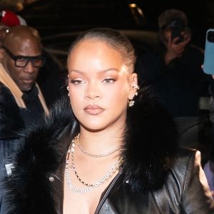 Il y a quelques jours, la somptueuse demeure de Rihanna a été visée par des tirs. 

Rihanna à son arrivée pendant la semaine de la mode à New York.

Photo : Backgrid USA / Bestimage