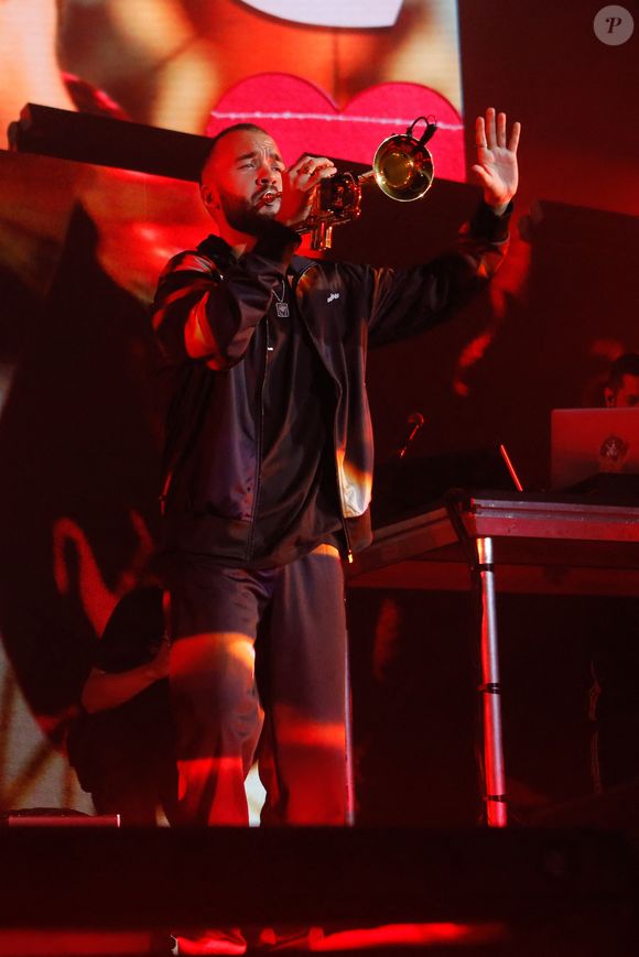 A Toulouse, poursuit Oli, "je suis tout le temps dehors, pas de masque, comme ça, dans une place blindée".

Exclusif - Oli - Concert "Release Party" de Bigflo et Oli à l'occasion de la sortie de leur nouvel album "Les autres, c'est nous" à l'AccorHotels Arena à Paris, France, le 24 juin 2022. © Christophe Clovis / Bestimage