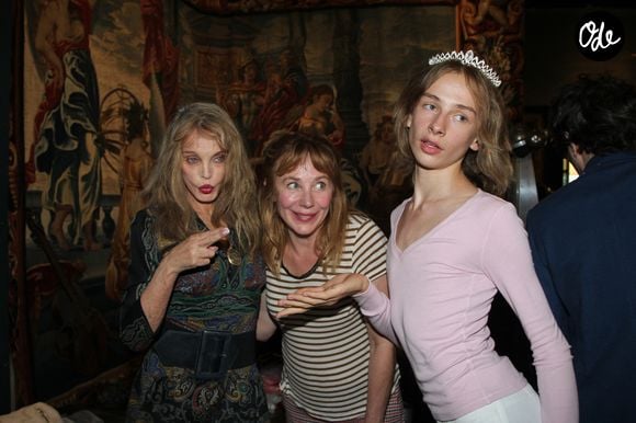 Exclusif - Arielle Dombasle, Julie Depardieu et son fils Billy Blanchard - Défilé Marie Beltrami au Serpent à Plumes à Paris le 22 septembre 2026. © Philippe Baldini/Bestimage