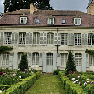 L’un de ses plus beaux achats est une armoire à œufs qu’il a adaptée à son collège de Thiron-Gardais.
 
Le Collège royal et militaire de Thiron Gardais, la propriété de Stéphane Bern