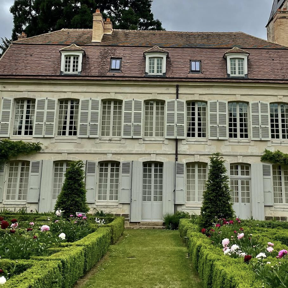 L’un de ses plus beaux achats est une armoire à œufs qu’il a adaptée à son collège de Thiron-Gardais.
 
Le Collège royal et militaire de Thiron Gardais, la propriété de Stéphane Bern
