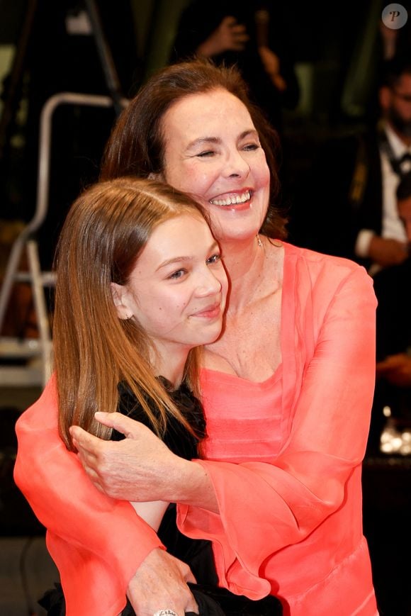 Carole Bouquet et sa petite-fille Darya Rassam - Descente des marches du film « Le comte de Monte-Cristo » lors du 77ème Festival International du Film de Cannes, au Palais des Festivals à Cannes. Le 22 mai 2024
© Jacovides-Moreau / Bestimage