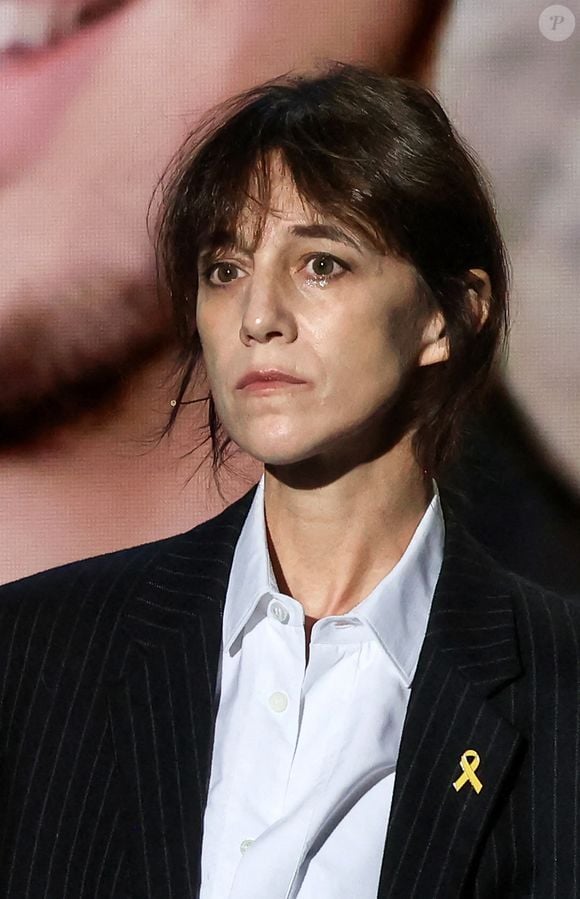 Cette demeure mythique du quartier Saint-Germain-des-Près, où Serge Gainsbourg a vécu pendant 22 ans, est pourtant un immense succès populaire : les visites affichent complet pendant plusieurs mois.
Charlotte Gainsbourg en pleurs lors d'une cérémonie organisée par le Conseil des institutions juives de France (CRIF) en hommage aux victimes des attentats du Hamas du 7 octobre 2023 contre Israël, à l'occasion du premier anniversaire de l'événement, à Paris, le 7 octobre 2024.