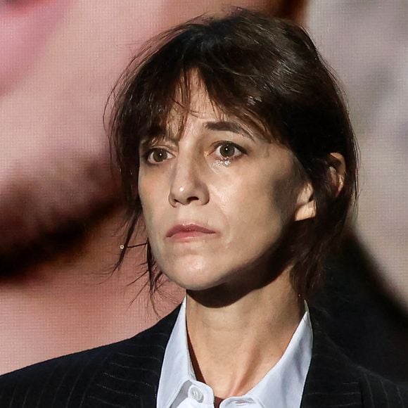 Cette demeure mythique du quartier Saint-Germain-des-Près, où Serge Gainsbourg a vécu pendant 22 ans, est pourtant un immense succès populaire : les visites affichent complet pendant plusieurs mois.
Charlotte Gainsbourg en pleurs lors d'une cérémonie organisée par le Conseil des institutions juives de France (CRIF) en hommage aux victimes des attentats du Hamas du 7 octobre 2023 contre Israël, à l'occasion du premier anniversaire de l'événement, à Paris, le 7 octobre 2024.