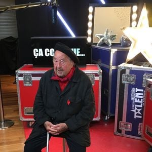 Il avait marqué l'histoire de "La France a un incroyable talent" par sa bonne humeur et son talent.

Pierre Coville dans les coulisses de "La France a un incroyable talent"

Page Facebook de l'artiste, "Pierrot de Montfort"