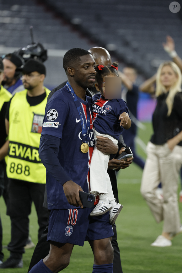 Ousmane Dembélé avec sa fille. Le PSG remporte la Ligue Des Champions 2025, pour la première fois de son histoire, face à l'Inter Milan (5-0) à l'Allianz Arena de Munich le 31 mai 2025.. © Cyril Moreau/Bestimage
