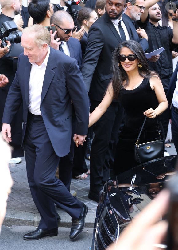 Salma Hayek et son mari François-Henri Pinault - Arrivées au défilé Balenciaga Collection Haute Couture Automne/Hiver 2025-2026 lors de la Fashion Week de Paris (PFW), le 9 juillet 2025. 
© Denis Guignebourg / Bestimage