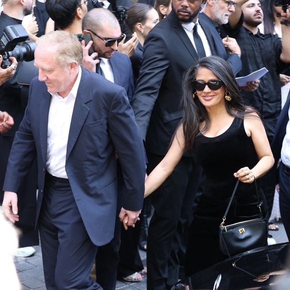 Salma Hayek et son mari François-Henri Pinault - Arrivées au défilé Balenciaga Collection Haute Couture Automne/Hiver 2025-2026 lors de la Fashion Week de Paris (PFW), le 9 juillet 2025. 
© Denis Guignebourg / Bestimage