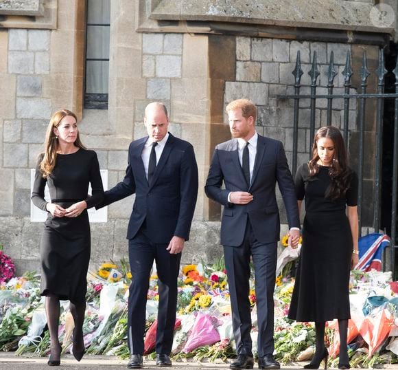 Le prince de Galles William, la princesse de Galles Kate Catherine Middleton, le prince Harry, duc de Sussex, Meghan Markle, duchesse de Sussex à la rencontre de la foule devant le château de Windsor, suite au décès de la reine Elisabeth II d'Angleterre. Le 10 septembre 2022