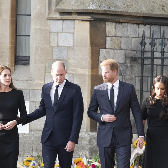Le prince de Galles William, la princesse de Galles Kate Catherine Middleton, le prince Harry, duc de Sussex, Meghan Markle, duchesse de Sussex à la rencontre de la foule devant le château de Windsor, suite au décès de la reine Elisabeth II d'Angleterre. Le 10 septembre 2022