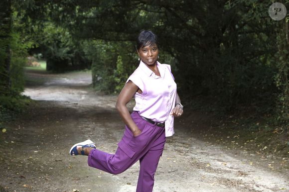Mais l'athlète garde tout de même espoir et a lancé un appel à l'aide pour aider l'enquête. 

Portrait de Surya Bonaly lors de la 5ème édition des écrivains chez Gonzague Saint Bris à Chanceaux-Près-Loches, le 27 août 2023. 
© Cédric Perrin / Bestimage