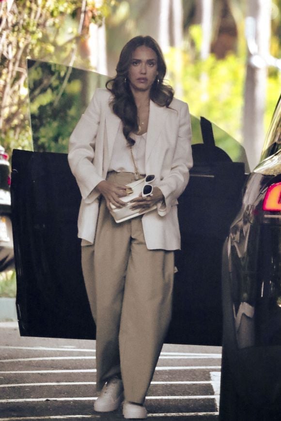 Beverly Hills, CA - EXCLUSIF - Jessica Alba a été vue se rendant à une réunion, vêtue d'un élégant tailleur blanc associé à un pantalon beige. L'actrice était élégante, accessoirisée avec des colliers superposés, alors qu'elle se prépare à célébrer son 16ème anniversaire de mariage avec son mari Cash Warren.