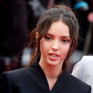 L'actrice Lyna Khoudri a quant à elle privilégié l'élégance d'un tailleur noir rétro.

Lyna Khoudri - Montée des marches du film " Fatherland " lors du 79ème Festival International du Film de Cannes, le 14 mai 2026. © Jacovides-Moreau / Bestimage