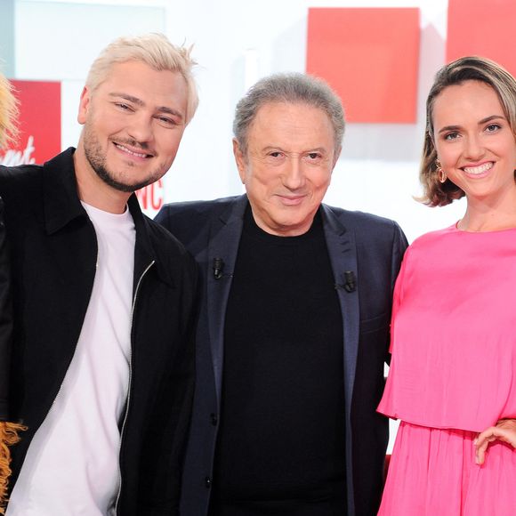 Exclusif - Jeff Panacloc, Michel Drucker et Mathilde de Carne - Enregistrement de l'émission Vivement dimanche au studio Rive Gauche presentée par Michel Drucker . Diffusion sur France 3 le 07/09/2025 . © Guillaume Gaffiot / Bestimage
