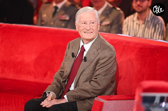 Exclusif - Alain Duhamel lors de l'enregistrement de l'émission Vivement dimanche au studio Rive gauche, présentée par M.Drucker, diffusée sur France 3 le 14 juin 2026, à Paris, France, le 5 mai 2026. © Guillaume Gaffiot/Bestimage
