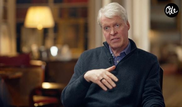 Dans cet ouvrage, l'ancien beau-frère du roi Charles III a notamment reproché au souverain britannique son "détachement" après la mort de sa sœur

Le frère de Lady Diana, Charles Spencer lors d'une interview accordée à la BBC le dimanche 20 septembre 2026.
Crédit : JLPPA / Bestimage