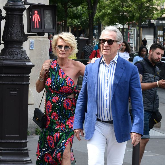 Sophie Davant et son compagnon William Leymergie - Mariage de Claude Lelouch à la mairie du 18ème à Paris. Le 17 juin 2023. Agence / Bestimage