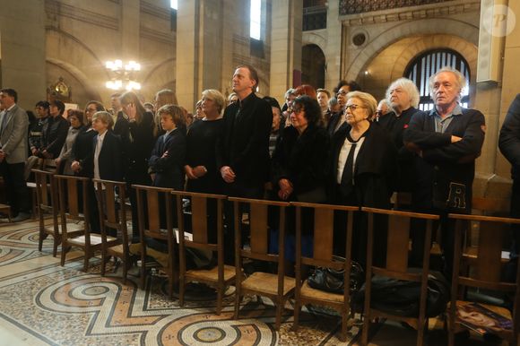 Claude François Junior (Jr), ses enfants, sa mère Isabelle Forêt, Vline Buggy, auteure, parolière et Didier Barbelivien lors de la messe hommage à Claude François en l'église Notre-Dame d'Auteuil à Paris le 10 mars 2018. Cette commémoration marque le 40ème anniversaire de la mort du chanteur. Ses obsèques ont été célébrées au même endroit le 15 mars 1978.
© CVS / Bestimage