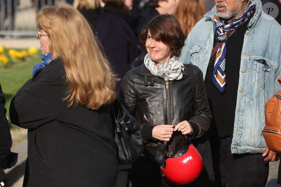 Irene Jacob quittant les funérailles de l'actrice belge Emilie Dequenne au crématorium du cimetière du Père Lachaise à Paris, France, le 26 mars 2025. Photo by Jerome Domine/ABACAPRESS.COM