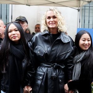 Laeticia Hallyday, ses filles Joy et Jade lors de l'inauguration d'une plaque commémorative en hommage à Johnny Hallyday devant l'immeuble où le chanteur français a grandi dans le 9ème arrondissement de Paris, France, le 22 décembre 2023. © Dominique Jacovides/Bestimage