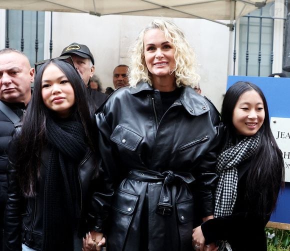 Laeticia Hallyday, ses filles Joy et Jade lors de l'inauguration d'une plaque commémorative en hommage à Johnny Hallyday devant l'immeuble où le chanteur français a grandi dans le 9ème arrondissement de Paris, France, le 22 décembre 2023. © Dominique Jacovides/Bestimage