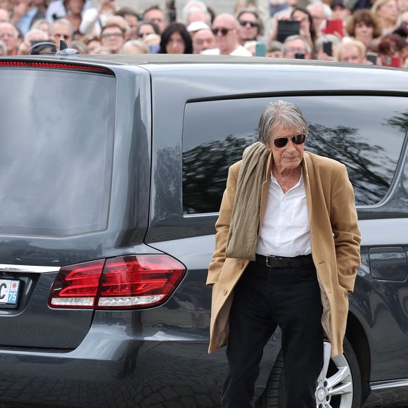 Jacques Dutronc et son fils Thomas Dutronc - Arrivées aux obsèques de l'auteure-compositrice-interprète et actrice française Françoise Hardy au crématorium du cimetière du Père-Lachaise à Paris, France, le 20 juin 2024. © Jacovides-Moreau/Bestimage