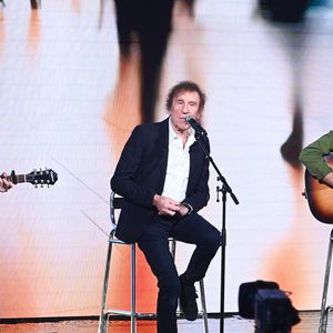 Exclusif - Alain Souchon et ses fils Pierre Souchon et Ours  lors de l'enregistrement de l'émission "Famille je vous aime" présentée par Michel Drucker, le 2 décembre 2025. 

© Gaffiot-Perusseau/Bestimage