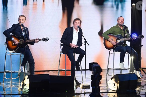 Exclusif - Alain Souchon et ses fils Pierre Souchon et Ours  lors de l'enregistrement de l'émission "Famille je vous aime" présentée par Michel Drucker, le 2 décembre 2025. 

© Gaffiot-Perusseau/Bestimage