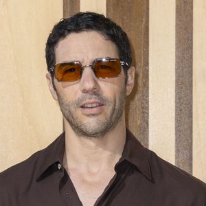 Malgré cette expérience, il estime que ces transformations sont parfois nécessaires.

Tahar Rahim - Photocall du défilé de mode Louis Vuitton Prêt à Porter Collection Homme Printemps/Été 2027 lors de la Fashion Week de Paris le 23 juin 2026.

© Olivier Borde / Bestimage