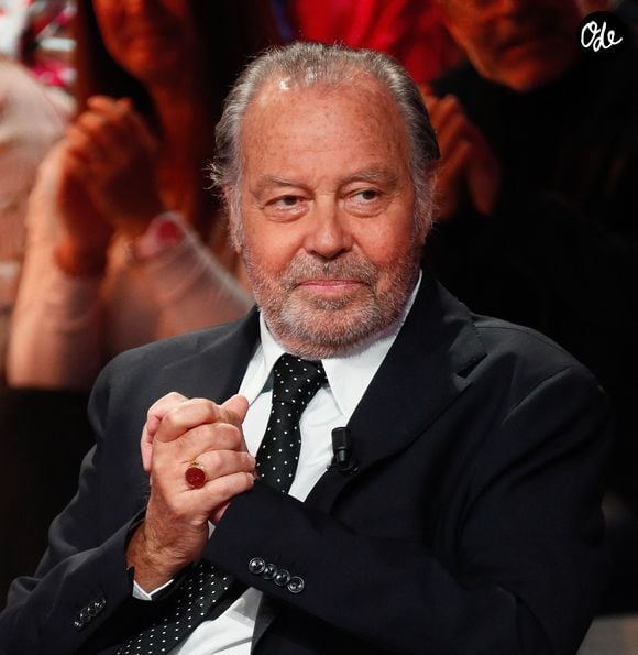 Michel Leeb profite actuellement de vacances. Ses filles Fanny et Elsa Leeb ont pu le rejoindre dans le Bassin d’Arcachon.

Exclusif - Michel Leeb lors de l'enregistrement de l'émission "Famille je vous aime" présentée par M. Drucker, aux Studios rive gauche à Paris, France © Clovis-Gaffiot/Bestimage