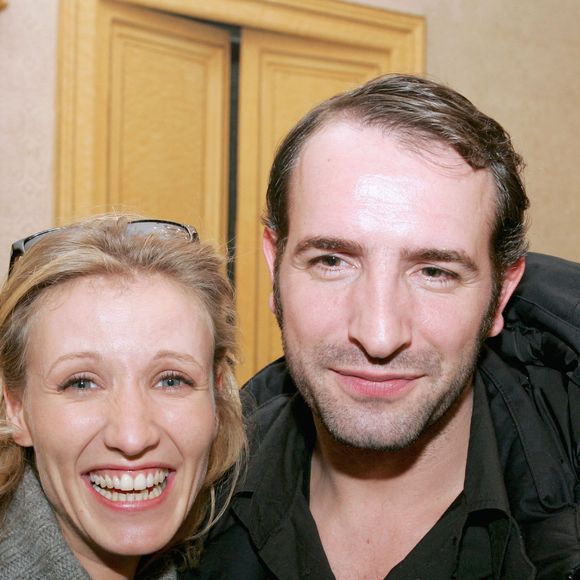 L'actrice française Alexandra Lamy et son compagnon, l'acteur Jean Dujardin, posent lors de la cérémonie de remise de l'Ordre de Chevalier des Arts et des Lettres à l'acteur français Clovis Cornillac au Théâtre Dejazet à Paris, France, le 8 février 2005. Photo par Laurent Zabulon/ABACA.