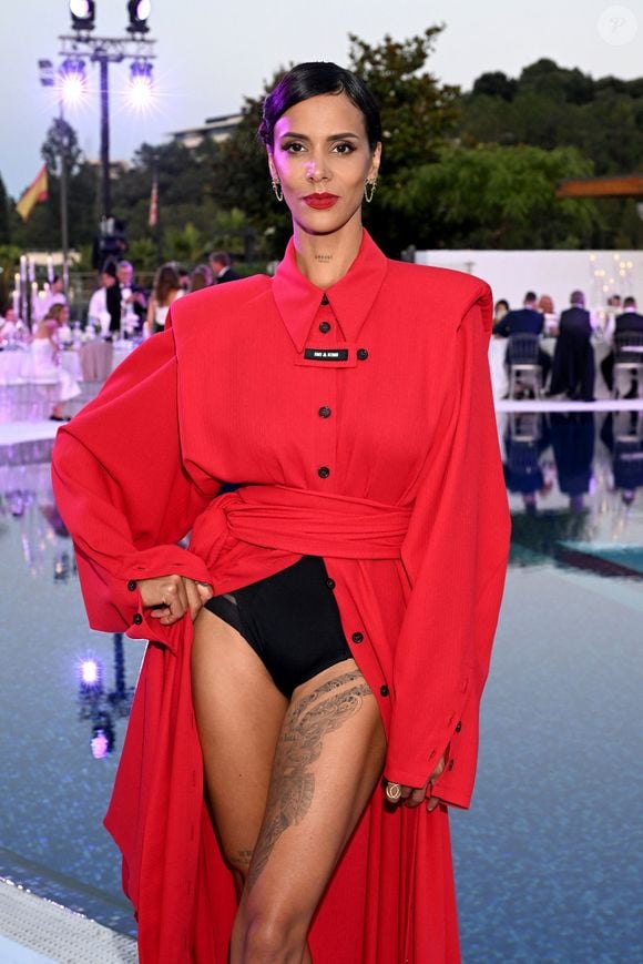 En jetant un œil d'un plus plus près, on se rend compte que les deux artistes se sont parfaitement coordonnées ! Tous les deux portaient en effet des vêtements de la marque française Imi & Kimi, fondée par l'ancien basketteur Henri-Philippe Maïdou. 

Shy’m - 11ème édition du Gala de charité de Patrick Mouratoglou à la Mouratoglou Academy & Resort à Biot le 21 juin 2025. © Bruno Bebert/Bestimage