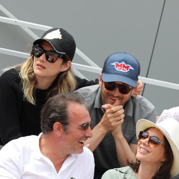 Marion Cotillard et Guillaume Canet,  Jean Dujardin et Nathalie Péchalat - People dans les tribunes lors de la finale messieurs des internationaux de France de tennis de Roland Garros 2019 à Paris le 9 juin 2019. © Jacovides-Moreau/Bestimage