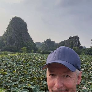 En juillet 2026, l'humoriste s'est offert un voyage au Vietnam, entre ville et nature.

Jean-Luc Lemoine partage sur Instagram des photos de ses premières vacances au Vietnam en juillet 2026.