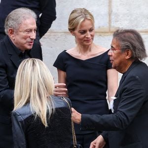 Michel Drucker, Audrey Crespo-Mara, Laurent Voulzy et sa compagne Isaure Le Faou - Sorties des obsèques de Thierry Ardisson en l’église Saint-Roch de Paris, France, le 17 juillet 2025. © Clovis-Jacovides/Bestimage