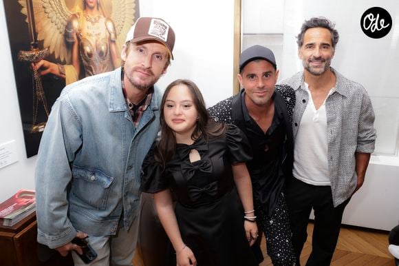 Philippe Lacheau, Mayane-Sarah El Baze, Philippe Shangti, Florent Peyre, lors de la présentation de l'oeuvre "No Judgement here" de Philippe Shangti avec l'équipe du film "Un p'tit truc en plus" au studio Harcourt à Paris le 4 jin 2025. © Jack Tribeca / Bestimage