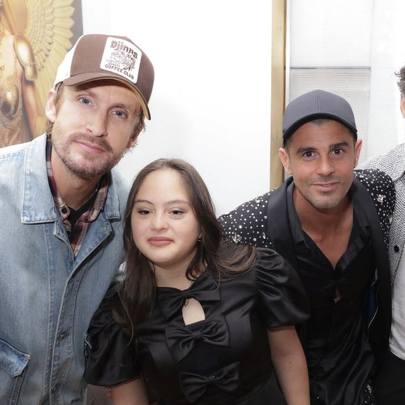 Philippe Lacheau, Mayane-Sarah El Baze, Philippe Shangti, Florent Peyre, lors de la présentation de l'oeuvre "No Judgement here" de Philippe Shangti avec l'équipe du film "Un p'tit truc en plus" au studio Harcourt à Paris le 4 jin 2025. © Jack Tribeca / Bestimage
