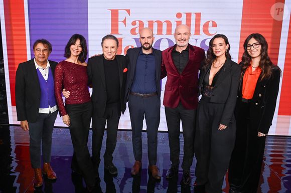 Les invités posent en off pour immortaliser ces moments de complicité et de joie familiale.

Exclusif - Michel Drucker entouré par Frank Leboeuf, son épouse Chrilaure Nollet, ses enfants Jade et Hugo Leboeur et sa belle-fille Djéane Nollet en backstage de l'enregistrement de l'émission "Famille je vous aime" présentée par M.Drucker et qui sera diffusée le 29 décembre sur France 3, au studio Rive gauche, à Paris, France, le 2 décembre 2025. © Gaffiot-Perusseau/Bestimage
