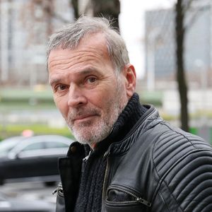 Exclusif - Laurent Baffie quitte les studios de Radio France à Paris, le 13 décembre 2021.