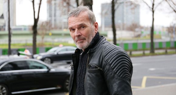 Exclusif - Laurent Baffie quitte les studios de Radio France à Paris, le 13 décembre 2021.