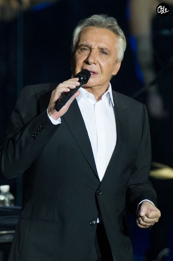 Michel Sardou se produit en concert avec son groupe au Palais Omnisport de Paris Bercy, à Paris, en France, le 12 décembre 2012. Photo : Christophe Guibbaud/ABACAPRESS.COM