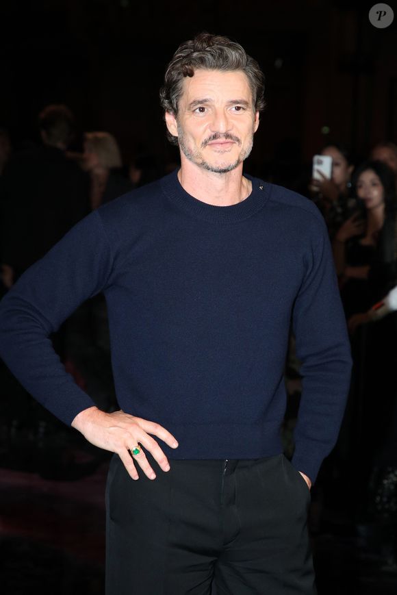 Pedro Pascal - Célébrités au Défilé Chanel, Collections Prêt-à-porter Printemps / Eté 2026, dans le cadre de la Fashion Week de Paris. Au Grand Palais à Paris, France, le 06 Octobre 2025. 

© Bertrand Rindoff / Bestimage