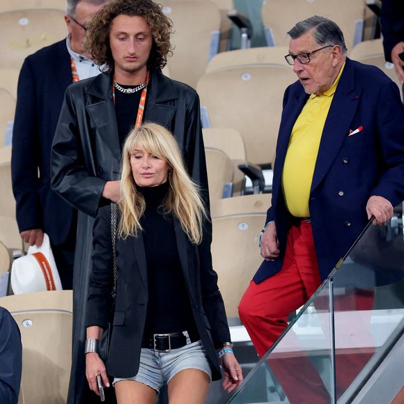 Isabelle Camus, son fils Joalukas Noah et son père Jean-Claude Camus dans les tribunes des Internationaux de France de tennis de Roland Garros 2024 à Paris, France, le 31 mai 2024. © Jacovides-Moreau/Bestimage