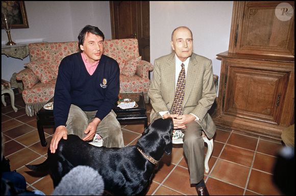François Mitterrand et son fils Gilbert avec son chien à Bregancon, le 16/04/1995. Crédit Bestimage