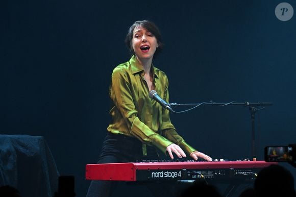 C'est Jeanne Cherhal qui est à l'origine du morceau.

Jeanne Cherhal - Soirée "FreeGleizes" au Bataclan à Paris le 29 janvier 2026.  En soutien à Christophe Gleizes, journaliste sportif emprisonné en Algérie pour avoir exercé son métier. © Lionel Urman/Bestimage