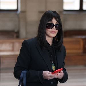Isabelle Adjani arrive pour la tenue de son procès en appel (chambre 2-13) pour fraude fiscale, au Palais de Justice de Paris, le 27 février 2026.
© Julien Sarkissian/Bestimage