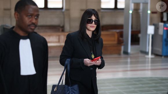 Isabelle Adjani arrive pour la tenue de son procès en appel (chambre 2-13) pour fraude fiscale, au Palais de Justice de Paris, le 27 février 2026.
© Julien Sarkissian/Bestimage